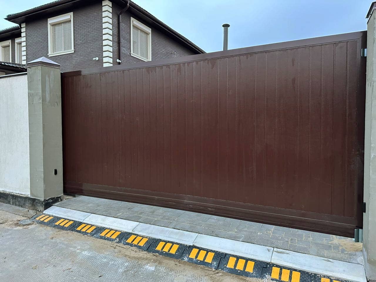 Уличные ворота DoorHan в Дмитрове с установкой